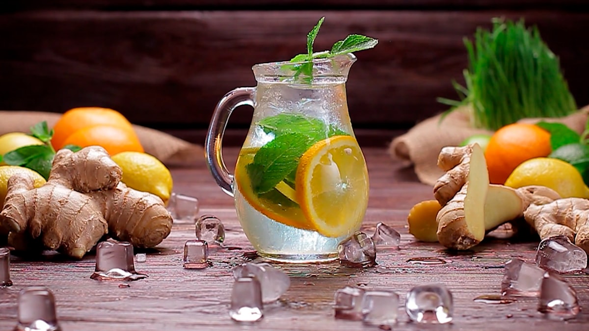 Minuman sehat segar dalam gelas dengan buah-buahan tropis