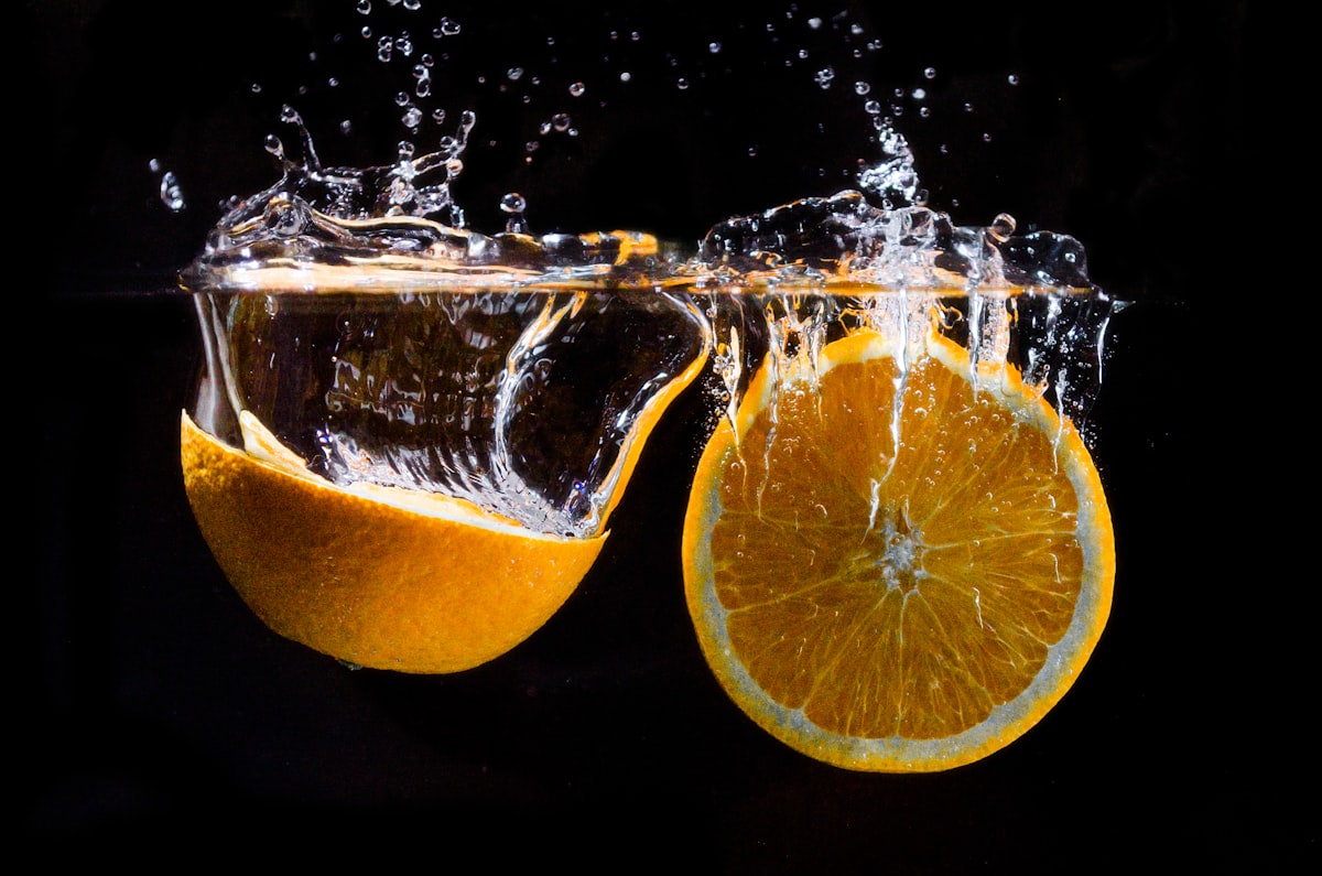 Berbagai minuman sehat dalam gelas berisi jus buah dan sayuran segar