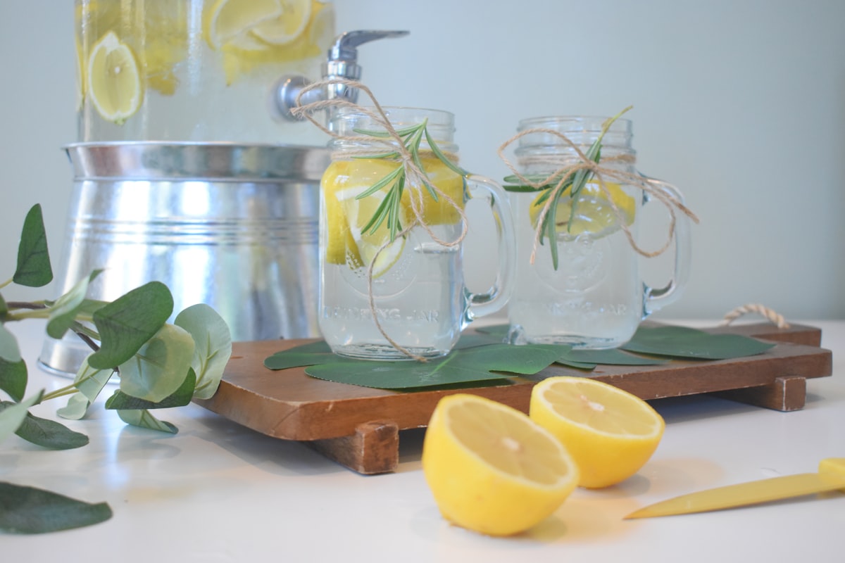 Minuman detoks hijau dengan daun mint dan lemon