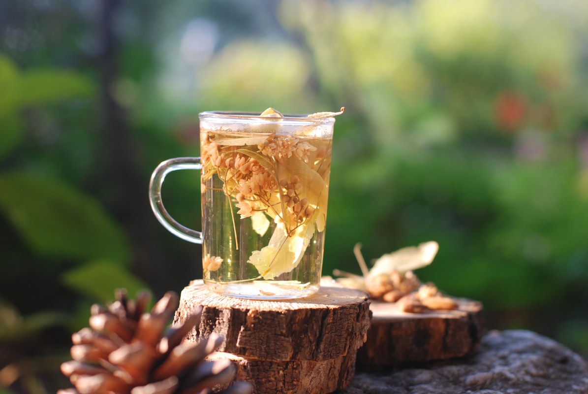 Minuman tropis dengan santan dan mangga matang